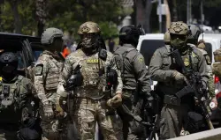 Heavily armed immigration agents descend on MacArthur Park in L.A.